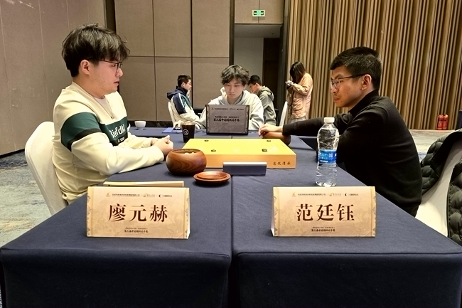 范廷钰(右)与廖元赫在比赛中。人民网(wǎng)记(jì)者(zhě) 胡(hú)雪(xuě)蓉(róng)摄(shè)