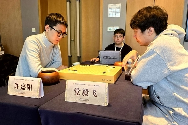 许嘉阳(左)与党毅飞在比赛(sài)中(zhōng)。人(rén)民(mín)网(wǎng)记(jì)者(zhě) 胡(hú)雪(xuě)蓉(róng)摄(shè)