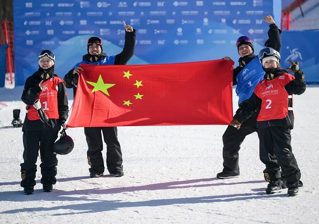 亚冬会︱单板滑雪大跳台 中国队包揽男子和女子冠亚军